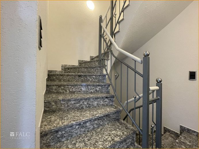 Stilvoll wohnen in Zirndorf: Exklusives Haus mit Charme und hochwertiger Einrichtung! – Treppenhaus