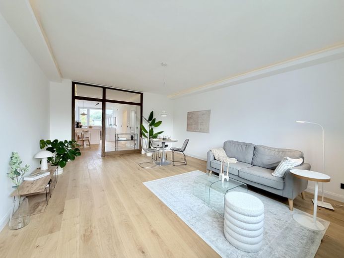 Appartement 3 pièces fraîchement rénové et libre, avec balcon orienté au sud – Wohnzimmer mit Blick zur Küche