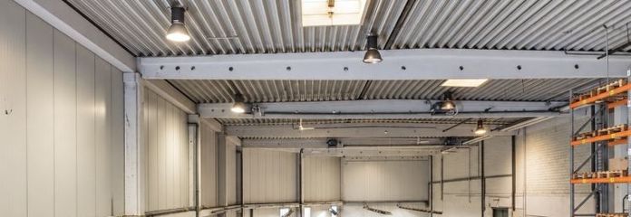 ब्रेमेंन-आर्स्टेन के आदर्श स्थान पर लगभग 1.000 m² का वेयरहाउस, हाई-बे रैकिंग सिस्टम सहित
