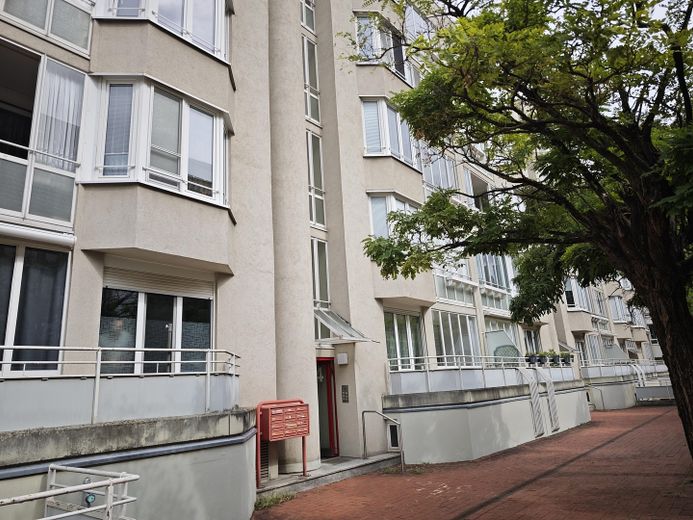 Senza provvigione da privato: tranquillo appartamento di 3 locali con posto auto nel garage sotterraneo a Karlsruhe Innenstadt-Ost – Eingang
