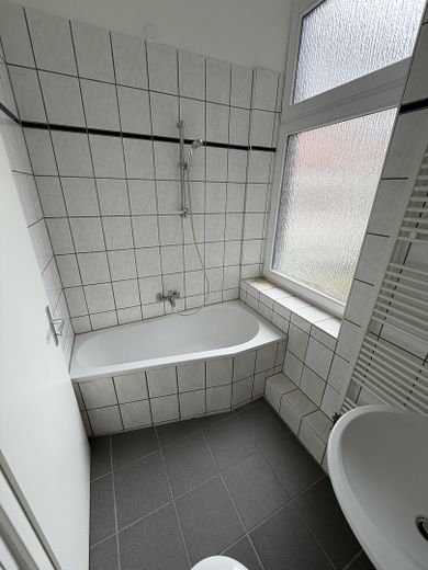 Frisch sanierte 2-Zimmer-Altbauwohnung – Badezimmer