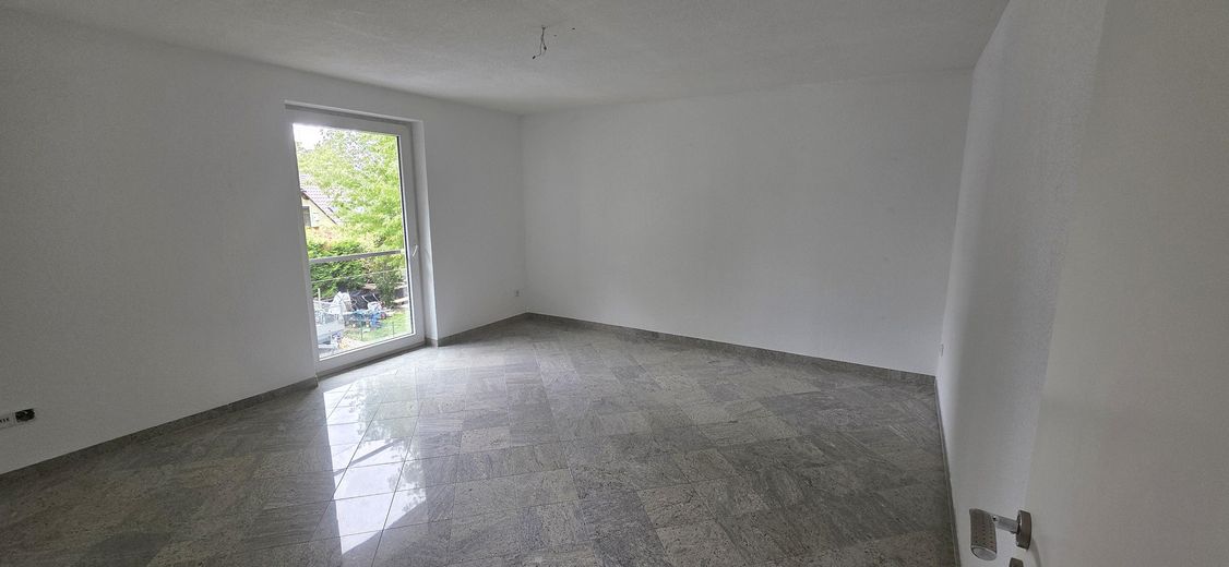 Casa residenziale e commerciale rappresentativa, non affittata, su terreno di 948 m² – Wohnung 1 OG Raum 3