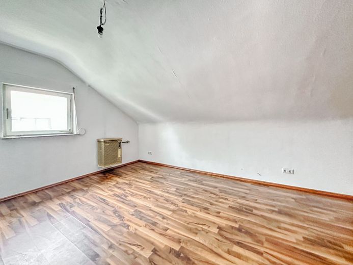 WOHNEN, VERMIETEN, GESTALTEN - Sofort verfügbares 3-Familienhaus in ruhiger Lage von Steinhaldenfeld – Schlafzimmer DG