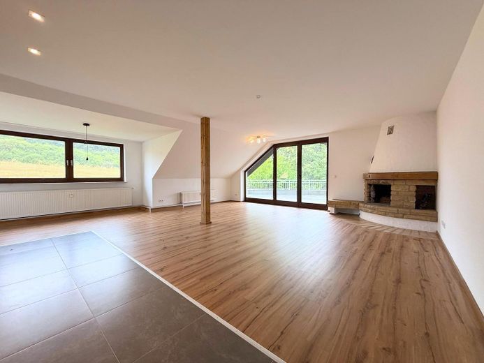 Hochwertige 3 Zimmer Wohnung mit großer Dachterasse inkl. EBK + Stellplatz - ab sofort verfügbar – Wohnküche