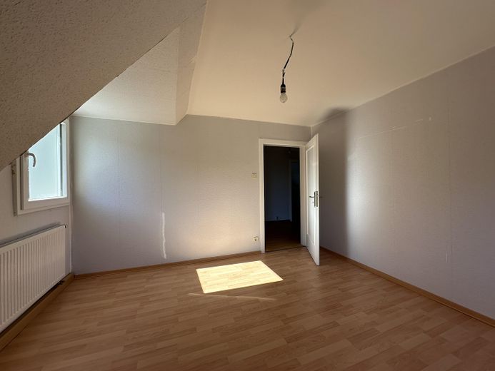 VICINO AL CENTRO! Appartamento mansardato, unità condominiale in edificio plurifamiliare ristrutturato – Schlafzimmer