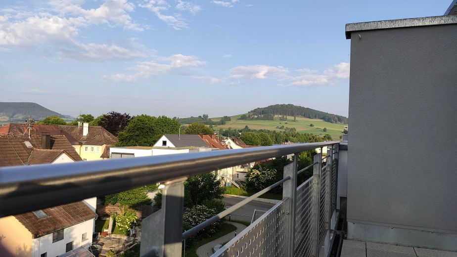 Appartamento attico condominiale accessibile senza barriere, 3,5 locali, con 2 posti auto TG affiancati – Blick von der Südterrasse