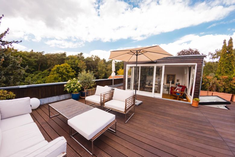 Wannsee'de geniş çatı terası, şömine ve Bulthaup mutfaklı, bol ışık alan çatı katı dairesi – Dachterrasse ca. 60 qm