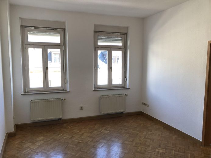 Neuwertige Wohnung mit vier Zimmern, Vollbad und EBK, Traumterrasse in Freiberg – Wohnzimmer 2