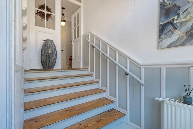 Kernsaniertes und strahlendes "Liebhaberstück" - großes Einfamilienhaus in Steuden! – Eingang/Treppe