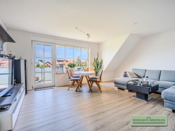 Maisonette mit besonderem Wohngefühl – 85 m², Balkon mit freiem Blick & Stellplatz – Wohnzimmer