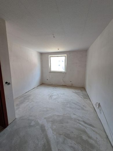 Helle Wohnung (wird saniert) in gepflegtem Haus im Zentrum. Stellplatz/Garage möglich. – Zimmer2