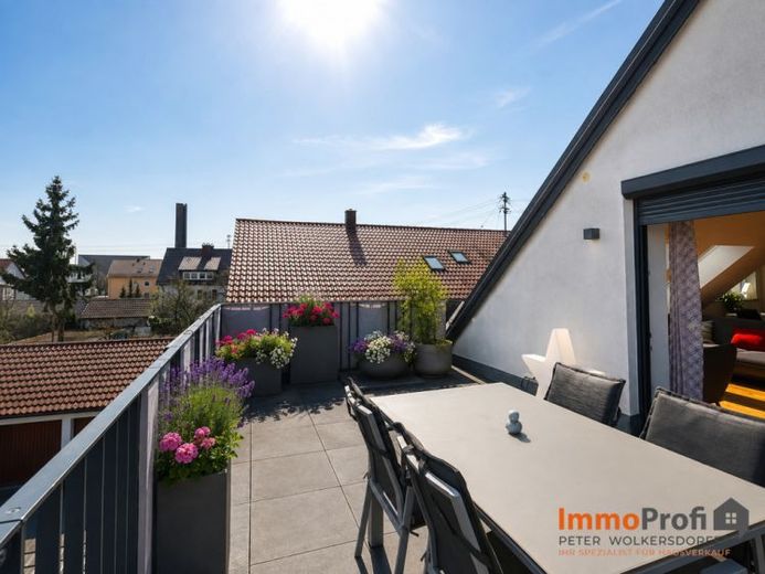 Exclusivo ático con terraza en la azotea, balcón y garaje en una ubicación excelente. ¡Disponible de inmediato! – Foto 1