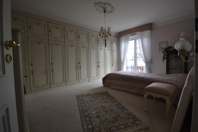 PROV.-FREI,VON PRIVAT!Außergewöhnlich gepflegtes Reihenhaus,schöne Sonnenterrasse,Garten,Garage – Schlafzimmer mit Einbauschrank