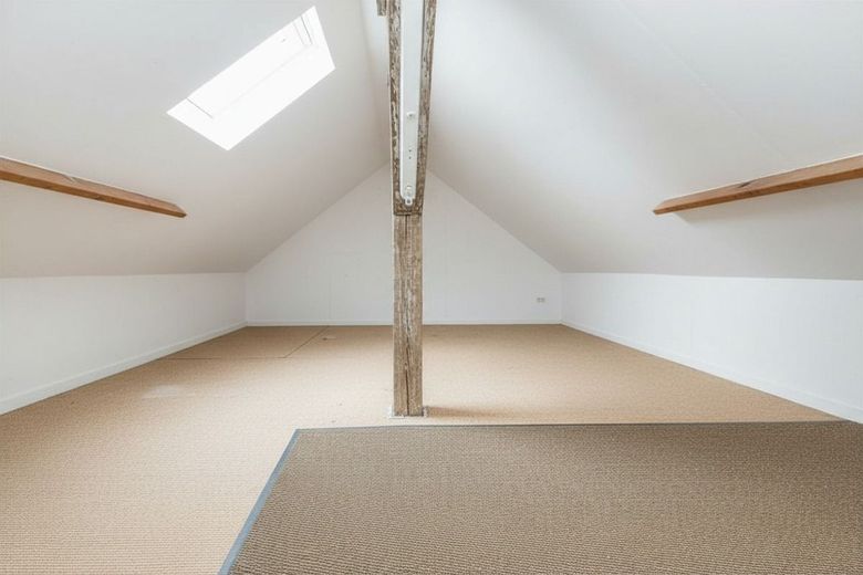 Top wohlfühl DG ETW Wohnung mit Stellplatz nahe der Fußgängerzone Dortmund-Hombruch – Spitzboden mit Stauraum