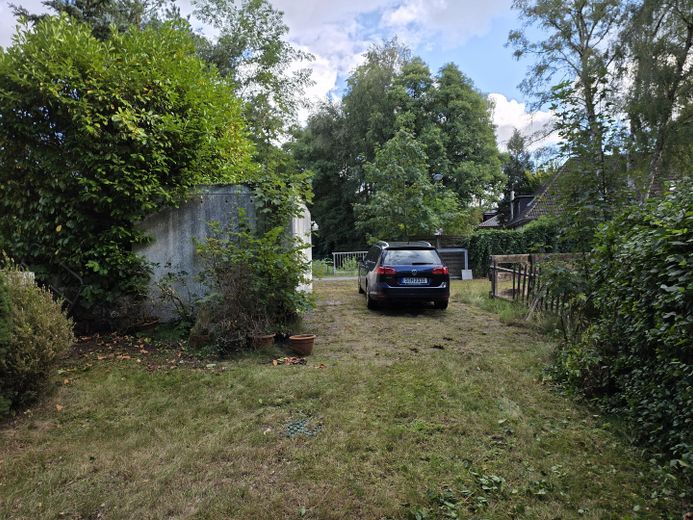Einfamilienhaus mit großem Garten in bester Lage – Garage und Stellplätze