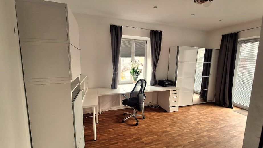 Großzügige 2-Zimmer-Wohnung, hochwertige Einbauküche, Innenstadt, Südbalkon – Arbeitszimmer