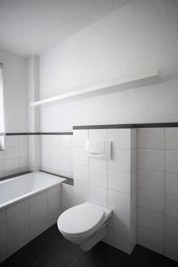barrierefreie Wohnung mit eigenem Garten von privat, Preis VB – Großes Wannen/ Duschbad