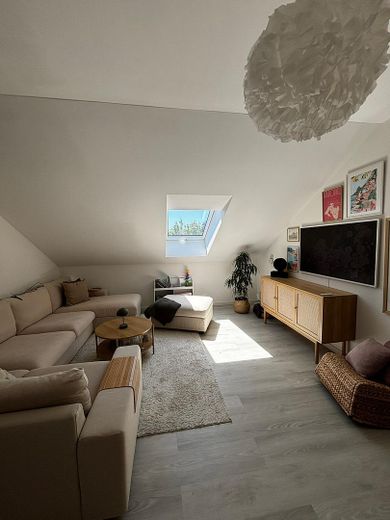 Moderne 3-Zimmer-Dachgeschosswohnung (A+) mit Loggia, Einbauküche, Stellplatz und großem Dachboden – Wohnzimmer