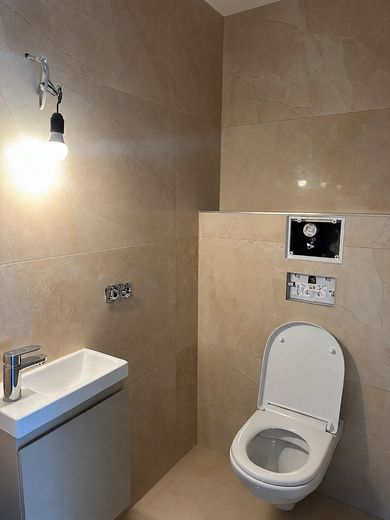 Prima occupazione dopo ristrutturazione – appartamento di 3,5 locali con cucina componibile – Separates WC