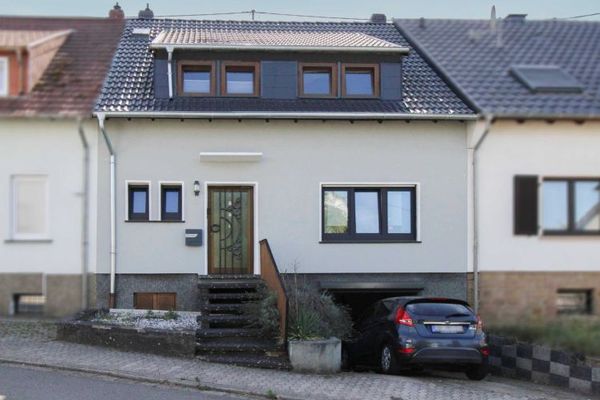 Move in, feel at home, enjoy the outdoors – well-maintained home with garden and garage in a quiet location