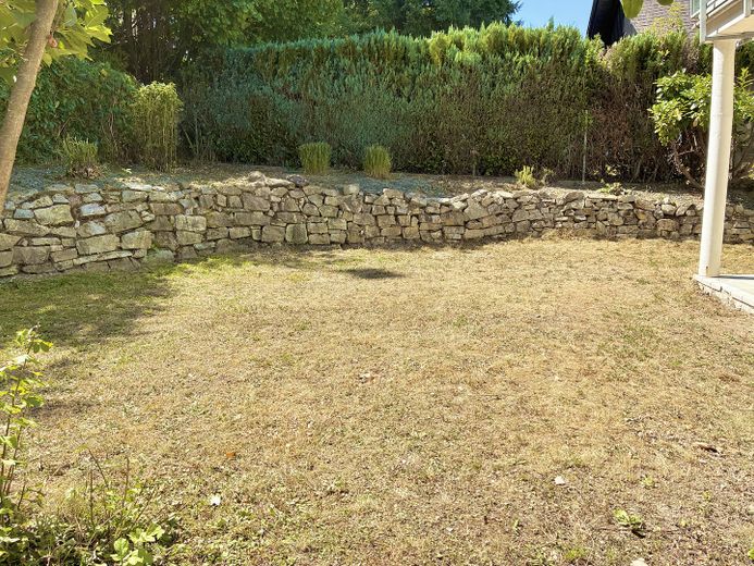 Neu renovierte EG-Wohnung mit Garten, Terrasse und Stellplatz in Neu-Anspach – Gartenübersicht