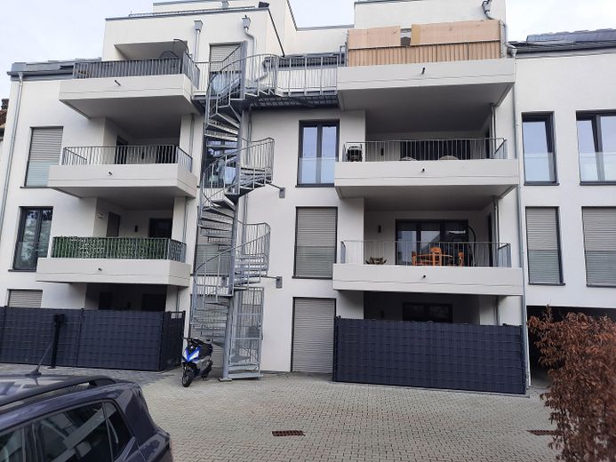 GV-Stadt, 3 Z/K/D/B/Abst., 79 m² mit Süd-Balkon, Aufzug, barrierefrei, Wärmepumpe, PV-Strom – Ansicht Hofseite