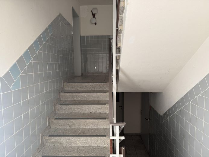 Власний сад площею 314 м²: відремонтована 4-кімнатна квартира у власності з 2 балконами, без комісії – Treppenhaus