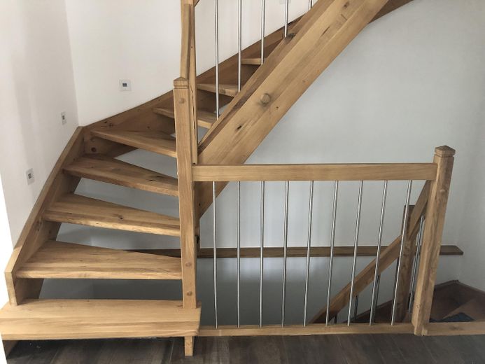 Am Waldrand - 5-Zi.-DHH | Bj. 2022 | 500 m² Grundstück – Eichentreppe auf allen Ebenen