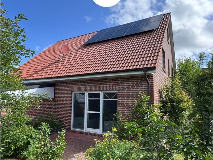 Attraktive Doppelhaushälfte mit sonnigem Garten, PKW-Stellplatz und PV-Anlage – Foto 1