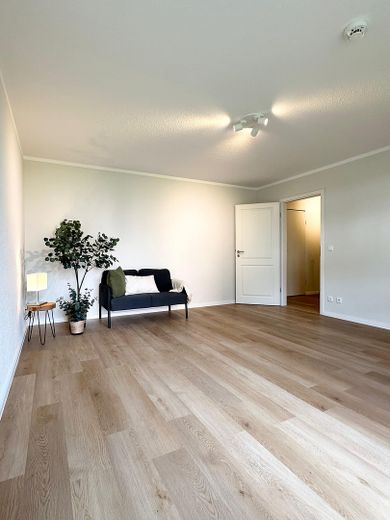 Frisch renovierte 1‑Zimmer-Wohnung mit Einbauküche und ruhiger Innenhofterrasse – Wohn-/Schlafzimmer