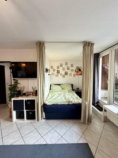 Prachtig appartement op de zolderverdieping met grote loggia, parkeerplaats in rustige ligging en ca. 6 % rendement – Schlafecke