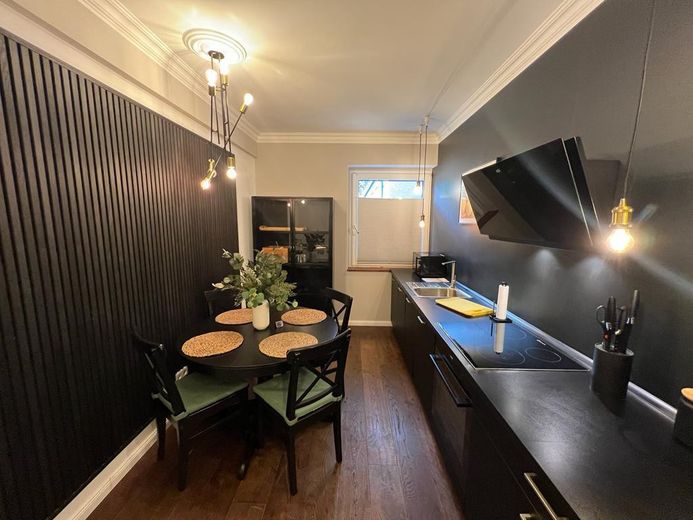 Wunderschön eingerichtete Wohnung mit Einbauküche, zentral – Foto 7