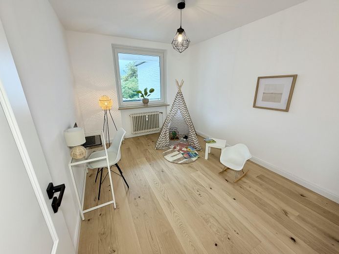 Appartement 3 pièces fraîchement rénové et libre, avec balcon orienté au sud – Kinderzimmer/Arbeitszimmer