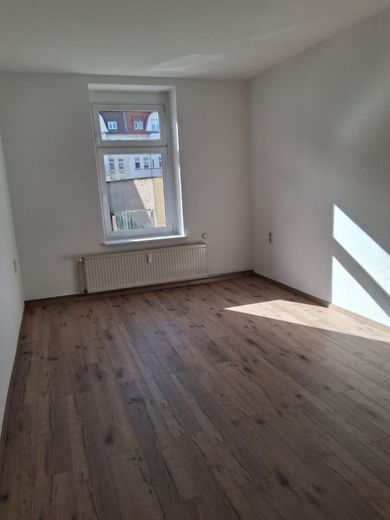 Neu sanierte 3-R-Wohnung In MD.Stadtfeld Ost 104 im  EG. mit BLK. zu vermieten – Sonniges Wohnzimmer