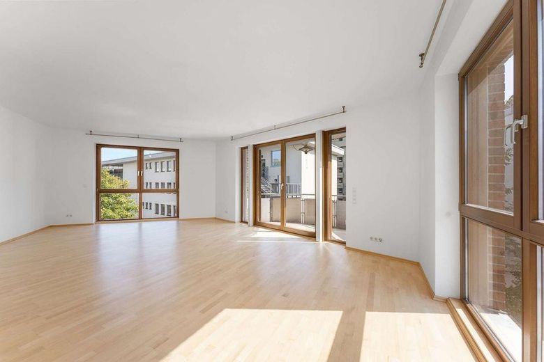 KENTSEL KONFORLU MİMARİ 127 qm, S-Bahn ve Main yakınında, sakin ve engelsiz – 37 qm Panorama Wohn- Zimmer 