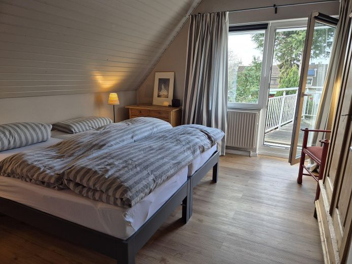 Großes Einfamilienhaus mit Einliegerwohnung in Groß-Buchholz, sehr ruhige Lage – Schlafzimmer 2 im Dachgeschoss