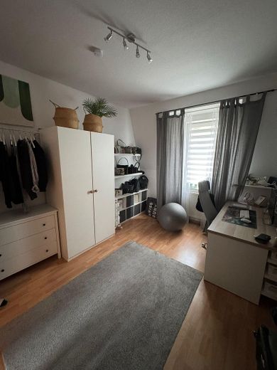 Vielseitiges Wohnhaus: Großfamilie oder 3×3-Zimmer-Wohnungen + Gewerbe & Garten – 3. Etage Wohnzimmer