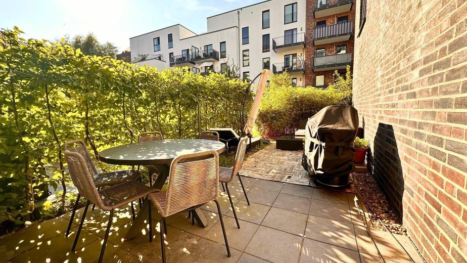 Freshly renovated in Othmarschen: 4 rooms, each with a garden door – commission-free – Westgarten mit Abendsonne