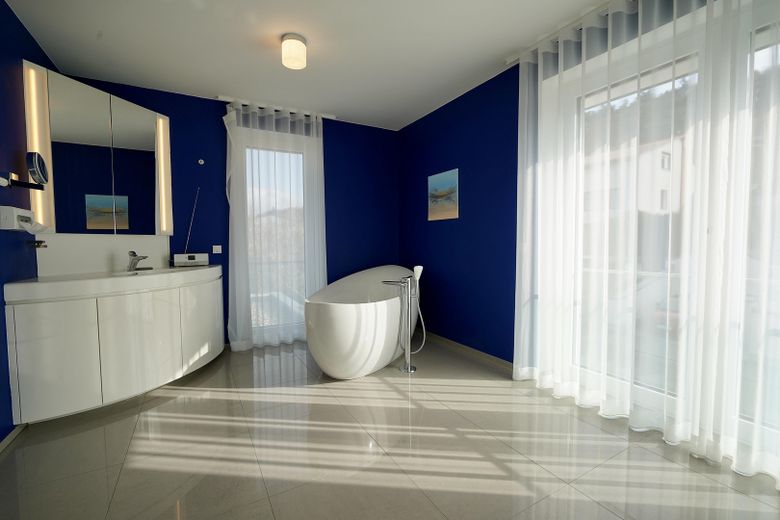 Luftige Bauhausvilla – Hauptbadezimmer