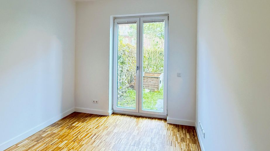 Freshly renovated in Othmarschen: 4 rooms, each with a garden door – commission-free – Zimmer 2 mit Gartentür