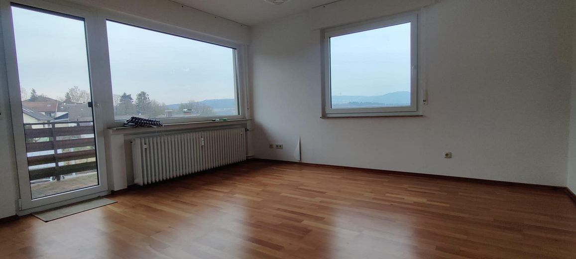 Красивая 3-комнатная квартира со встроенной кухней и балконом с видом – Wohnzimmer mit Balkon