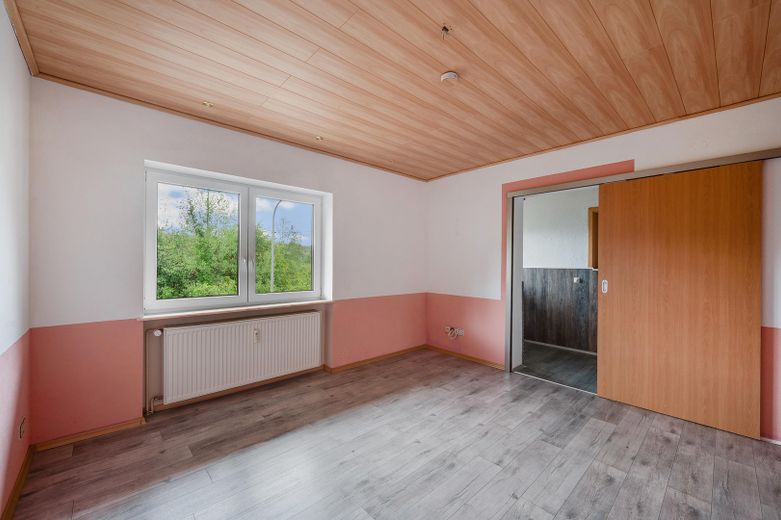 Großes Wohnhaus zur Nutzung als ZFH, Mehrparteivermietimmobilie oder Mehrgenerationenhaus – Zimmer mit Bad im 1. OG