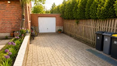 >> Ostseenahes Einfamilienhaus mit Neubaugrundstück – Großzügige Garageneinfahrt