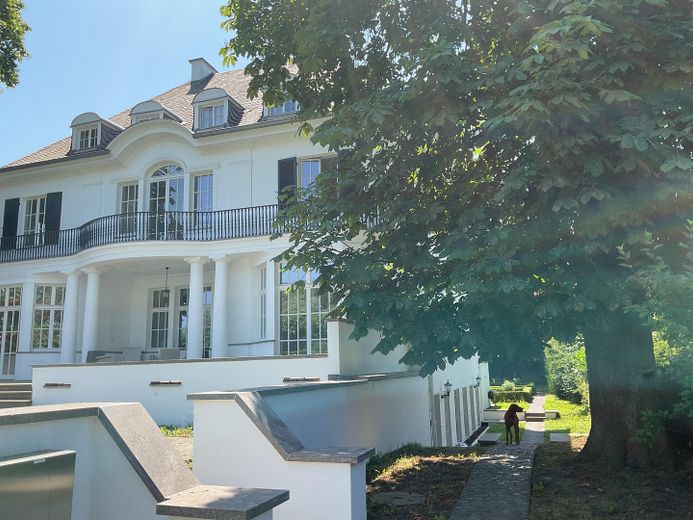 Möblierte Wohnung in historischer Villa mit exklusiver Lage an der Kölner Riviera – Foto 1