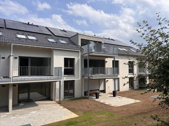 Appartement neuf moderne de 2 pièces avec cuisine, balcon et 2 places de stationnement à Nürtingen-Oberensingen – Hausansicht Balkon
