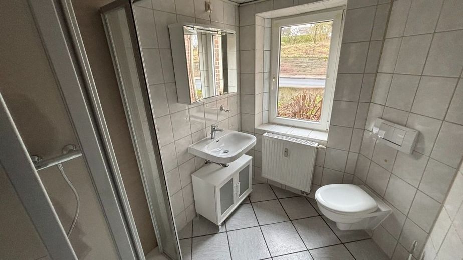 4-Zimmer-Erdgeschosswohnung mit Balkon, EBK &amp; PKW-Stellplatz – Bad - www.immobilien-heise.de