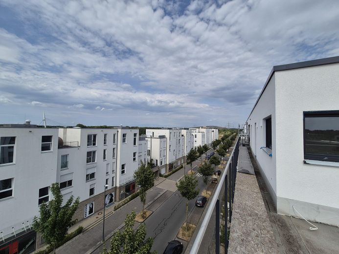 Wohnung im Bau, stadtnah im Hafenquartier Graf Bismark mit Balkon am Yachthafen/Kanal für 2 Personen – Straßenzug
