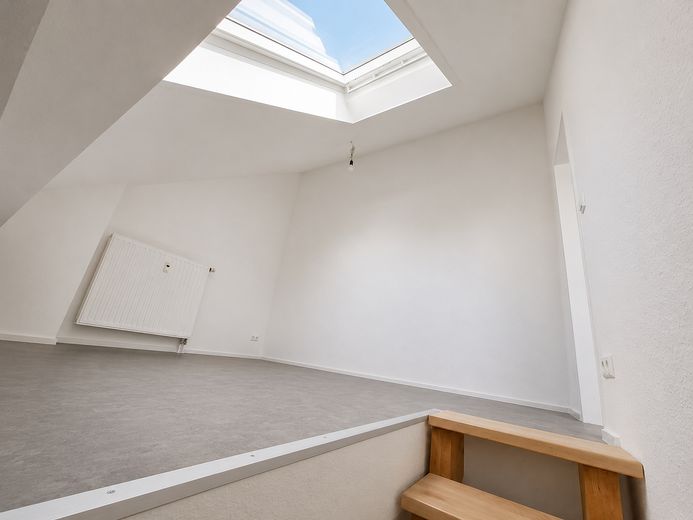 Nowo wyremontowane mieszkanie dwupoziomowe z 2,5 pokojami – Blick von unten zur Galerie