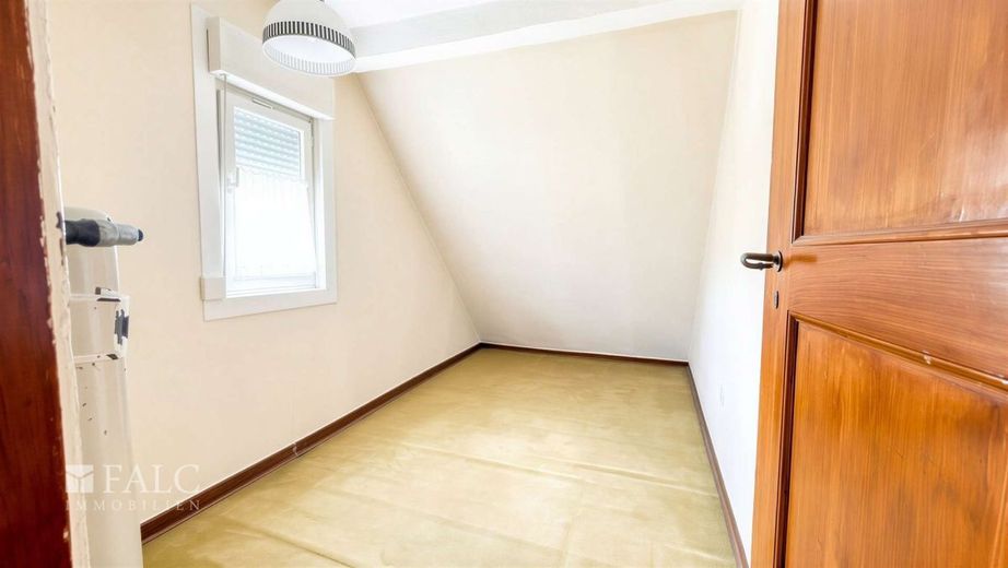 Spełniaj marzenia mieszkaniowe: przestronna działka (846 m²) o historycznym charakterze – Schlafzimmer