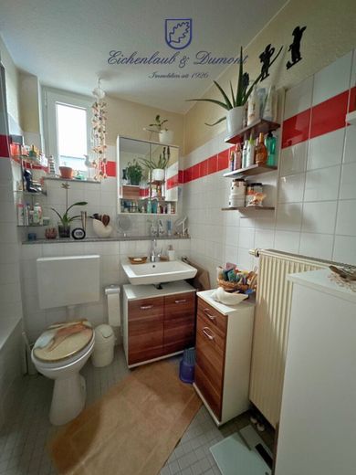 Attraktiv vermietete 3-ZKB Maisonette: Terrasse, Stellplatz, saniert mit neuem Dach und Fenstern – Bad 2.OG